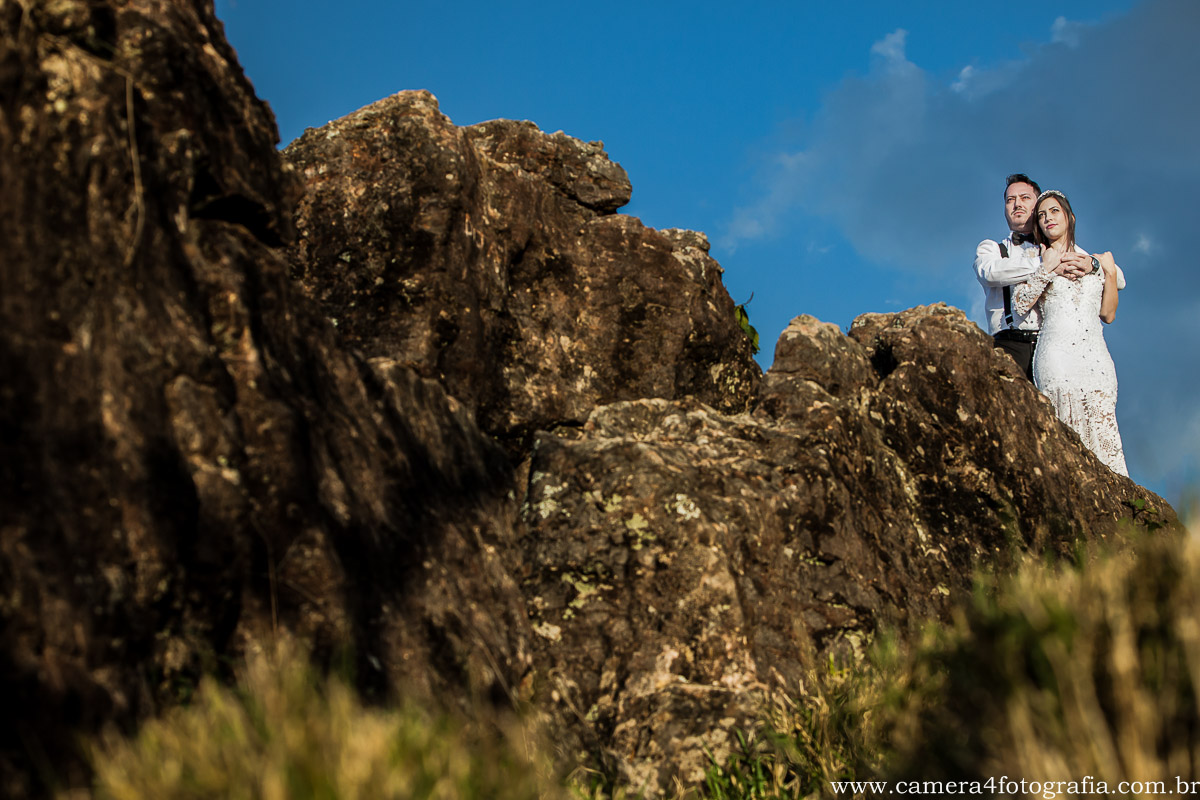 noivos na montanha durante o ensaio pré wedding