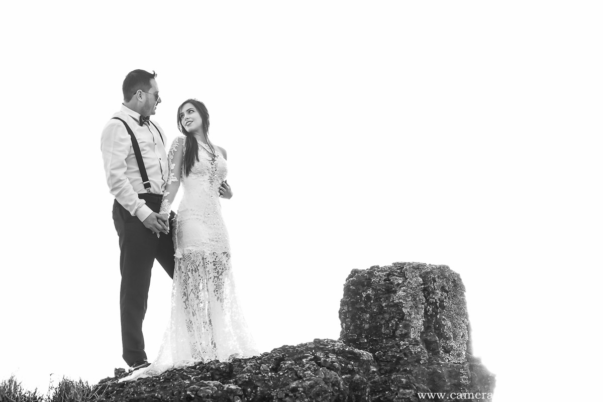 noiva e noivo na maontanha durante o ensaio p´re wedding