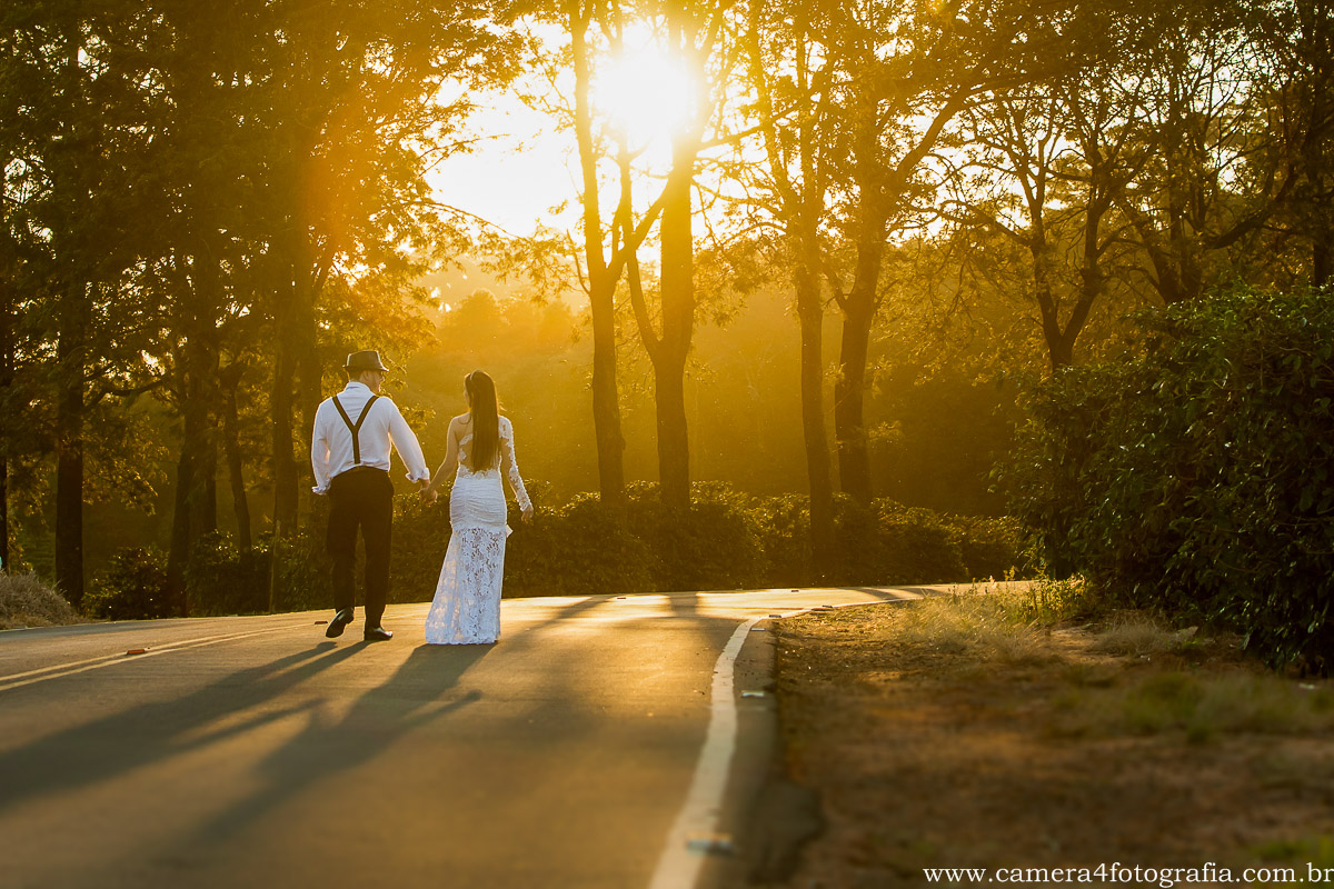 noivos caminhando no ensaio pré wedding