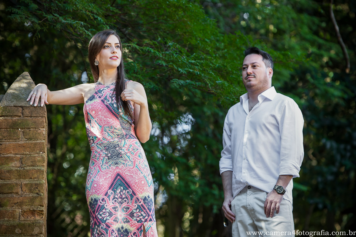 noivos na escadaria no ensaio pré wedding