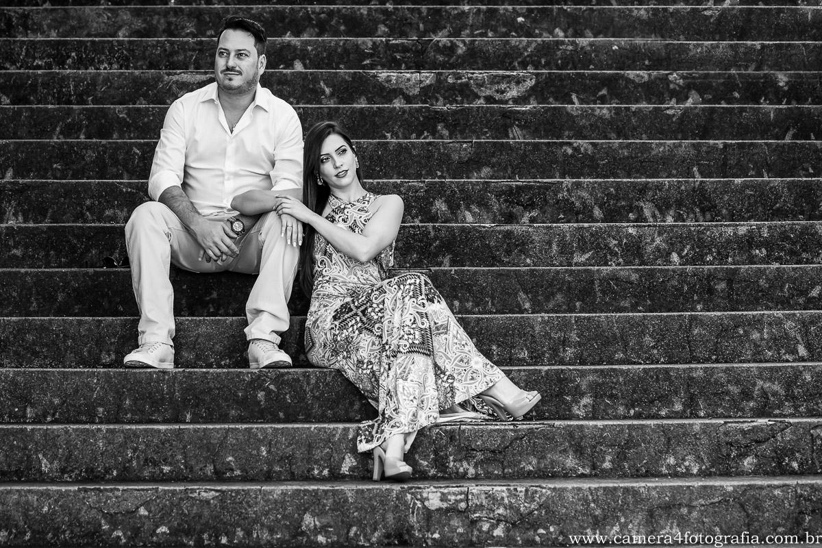 fotos dos noivos na escada no ensaio pré wedding