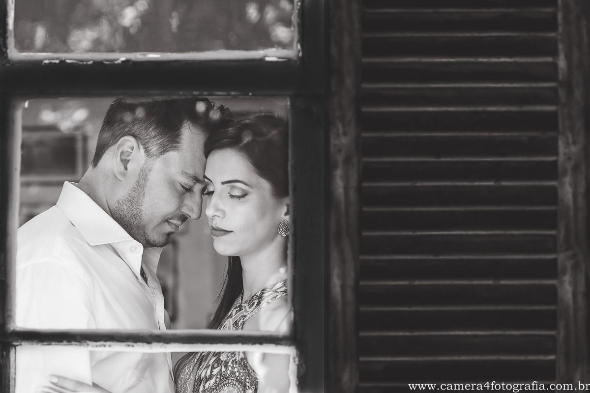 noivos na janela durante o ensaio pré wedding