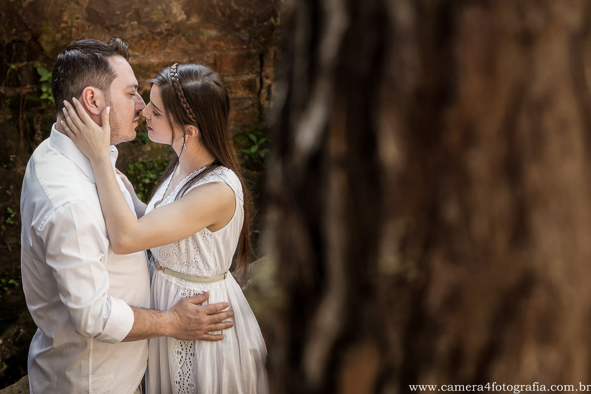 noivos se beijando durante o ensaio pré wedding