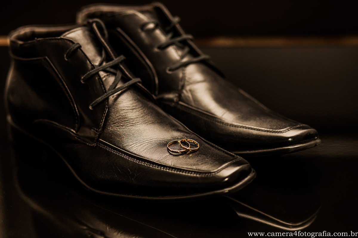 alianças do casamento e o sapato do noivo