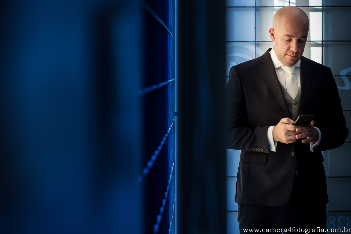 noivo no celular durante o making of do casamento