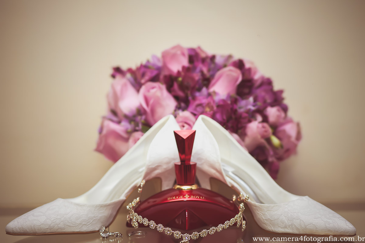 buquê, brincos, tiara e perfume da noiva durante o making of da noiva