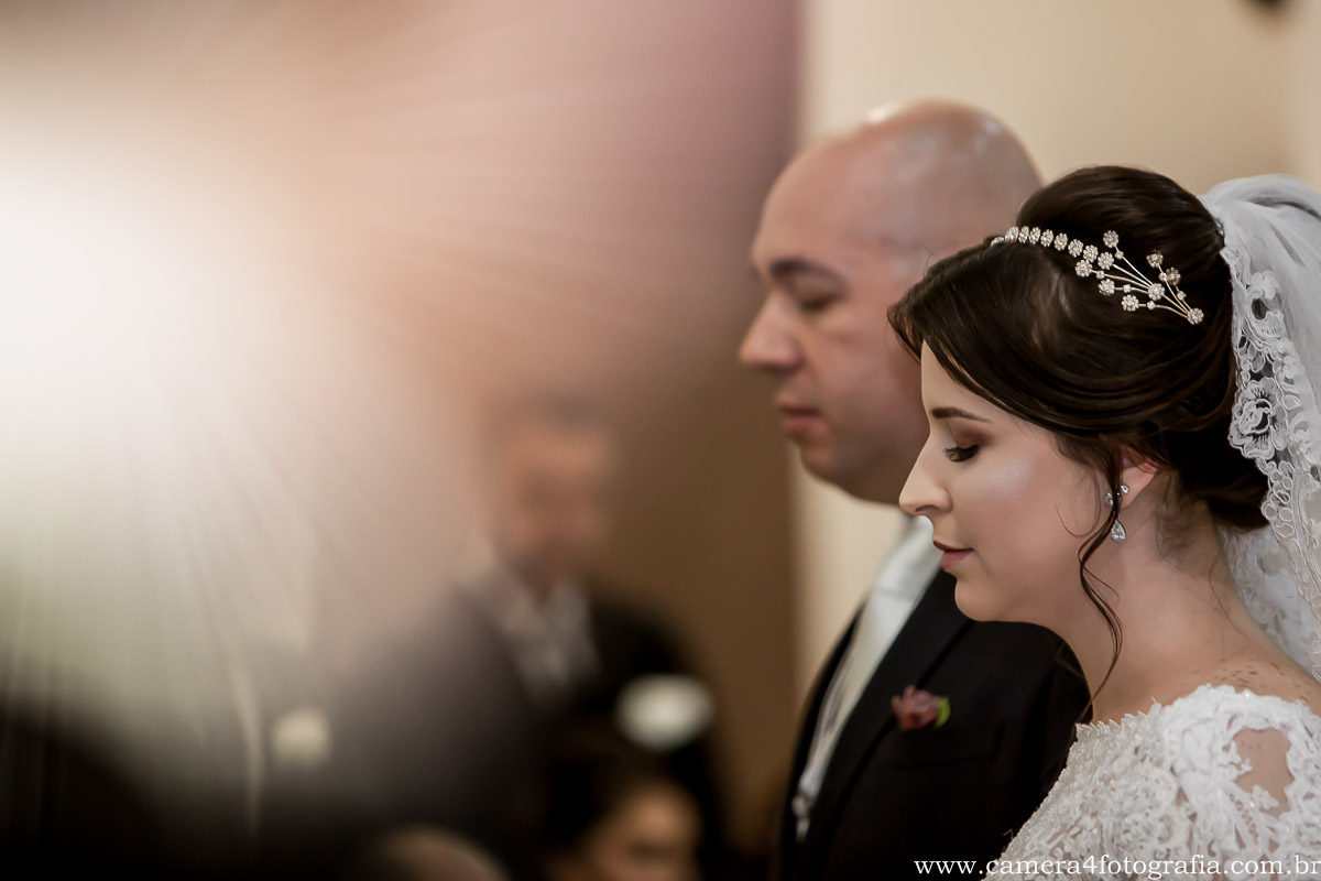 noivos no altar na hora do casamento