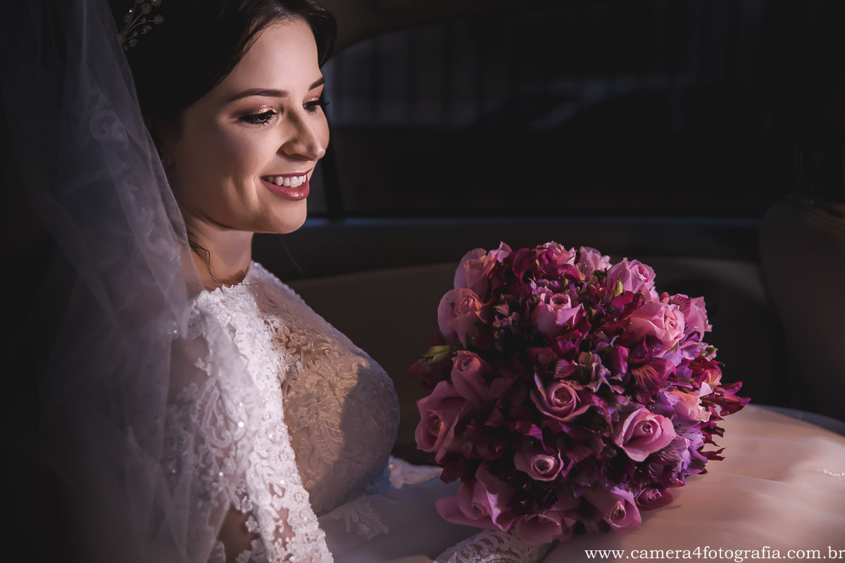 no no carro antes do casamento na frente da igreja
