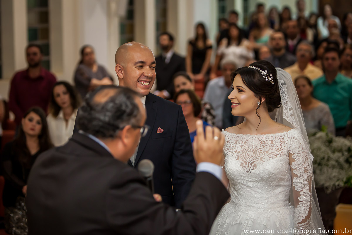 noivos se olhando durante o casamento