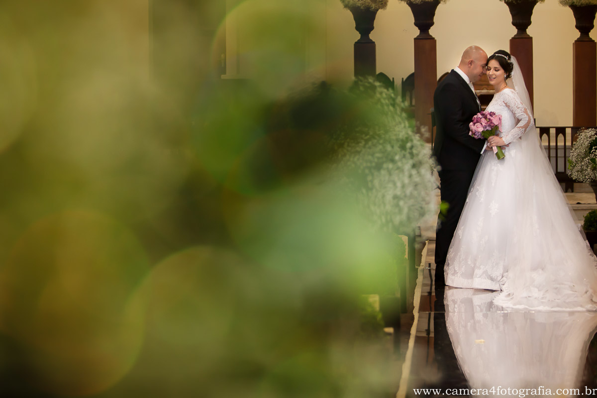 fotos dos noivos na igreja após o casamento