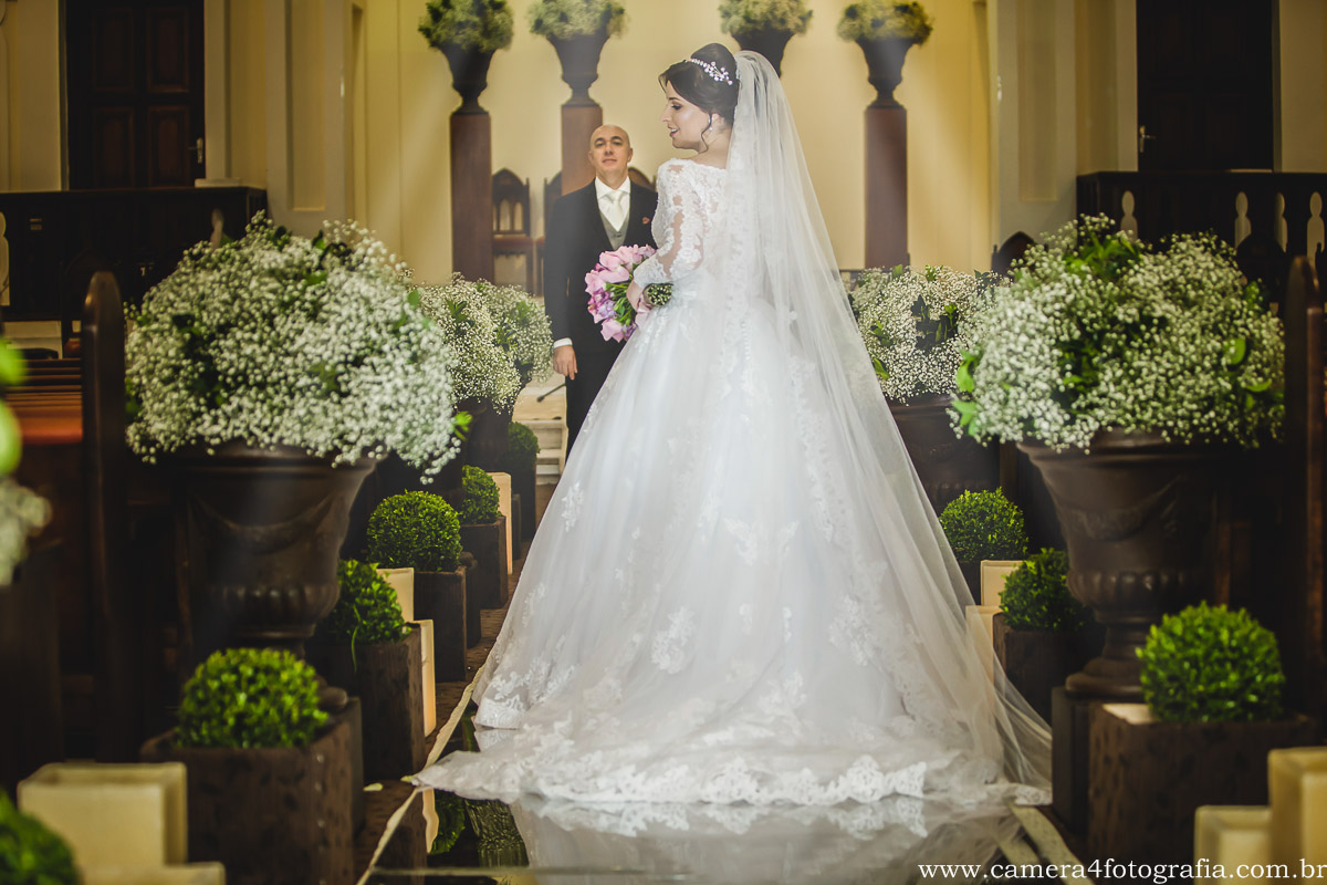 fotos dos noivos na igreja após o casamento