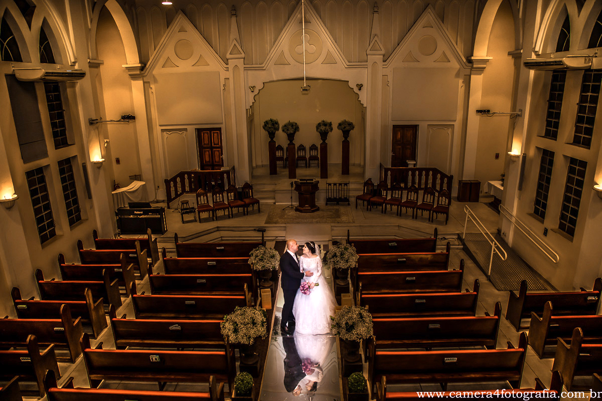 fotos dos noivos na igreja após o casamento