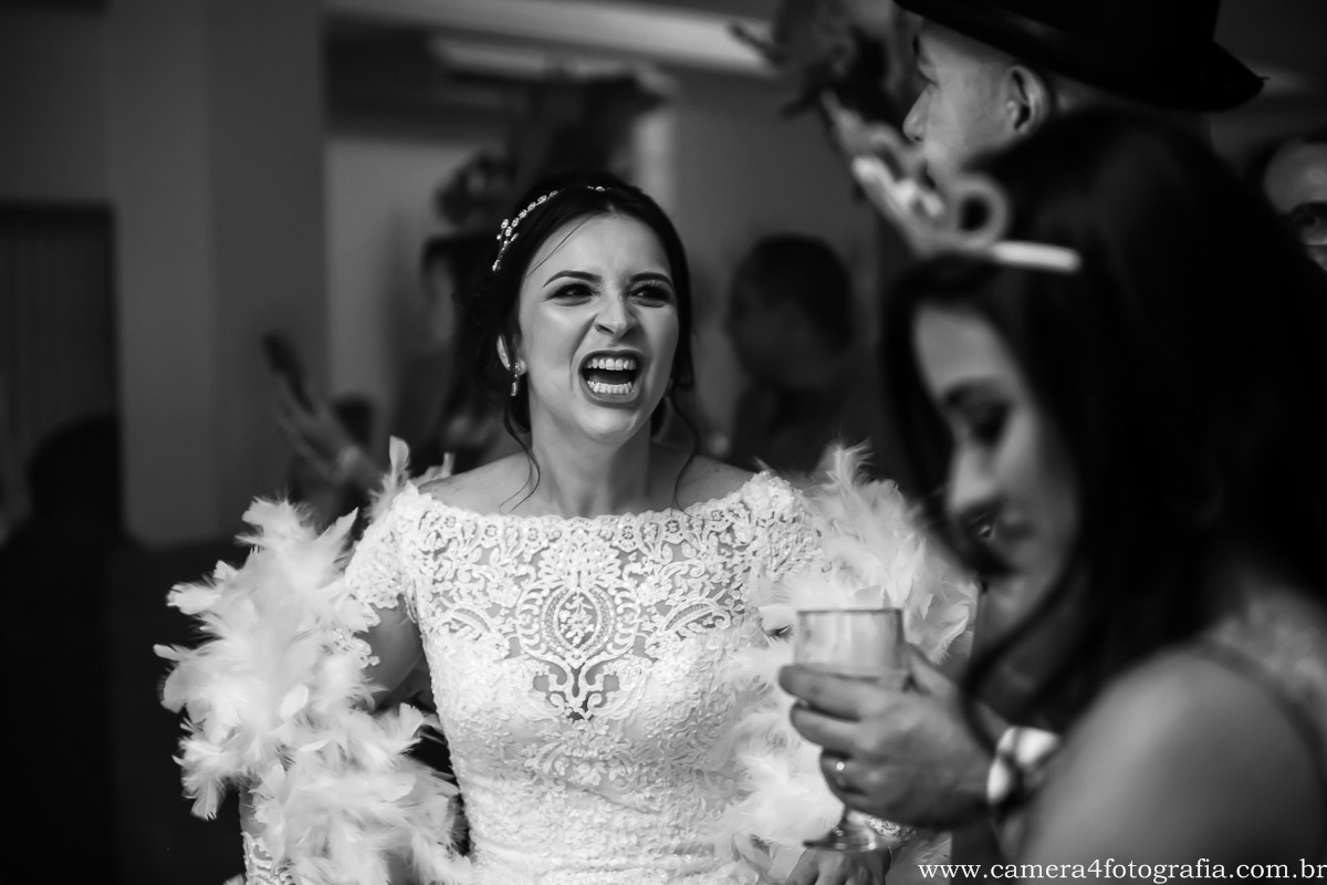 noiva dançando durante o casamento