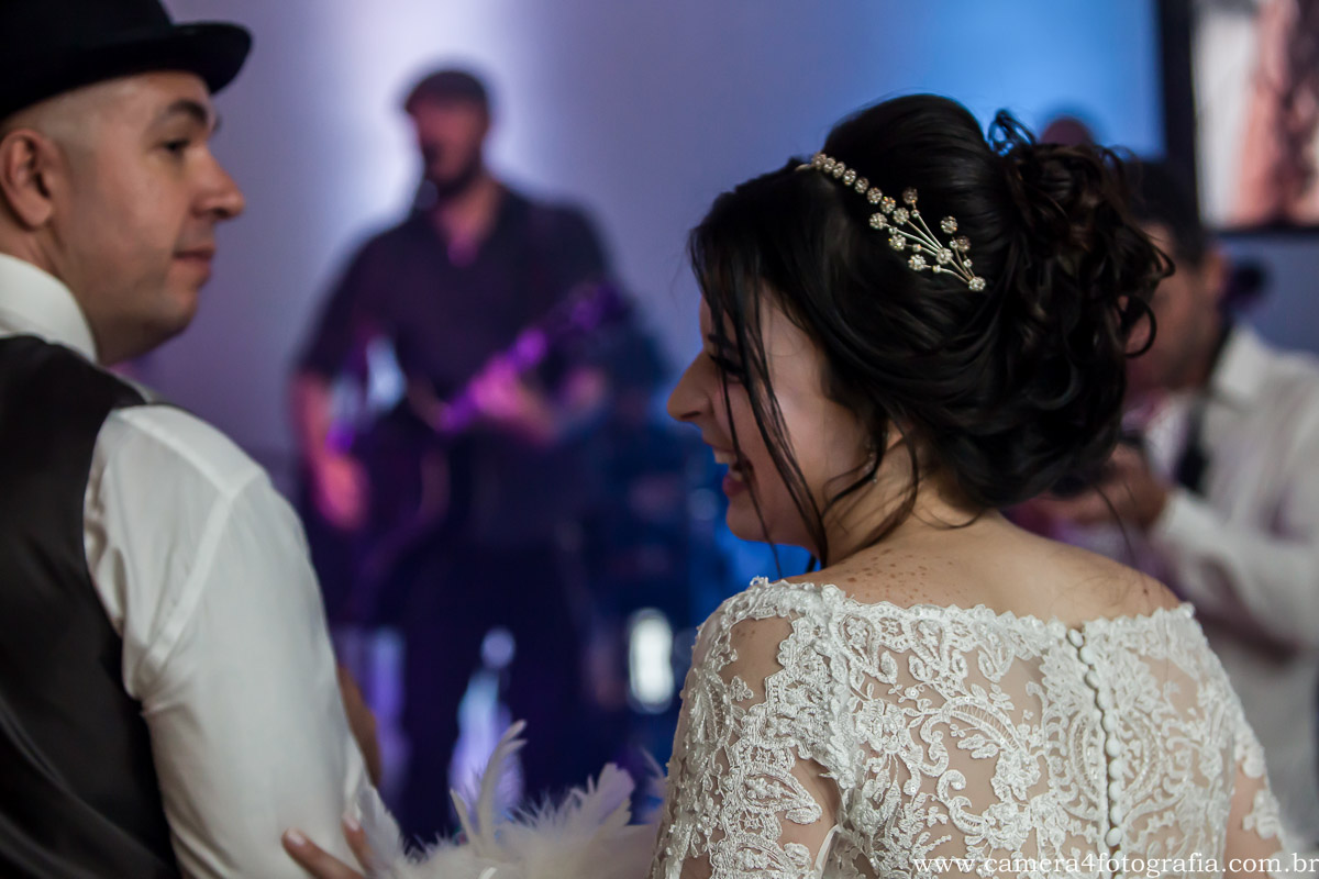 noiva dançando durante o casamento