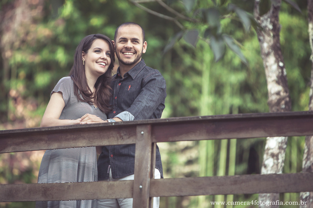 noivos na ponte no ensaio pré casamento