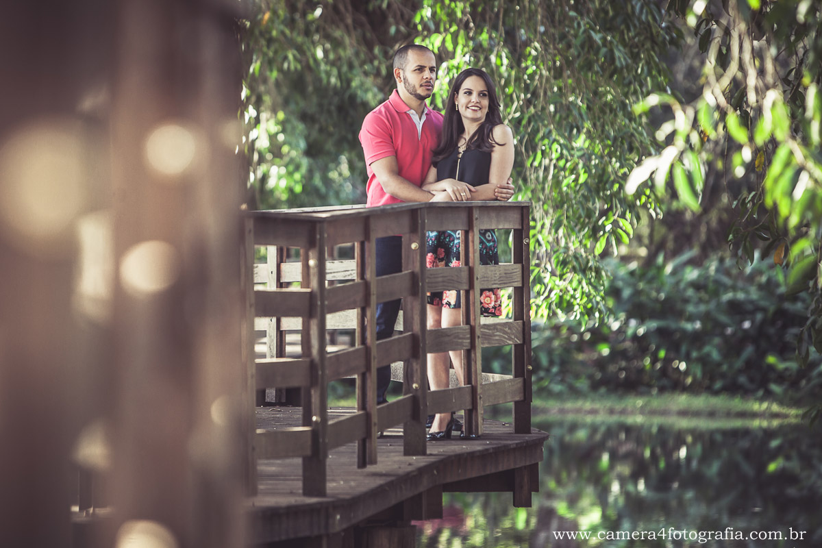noivos na ponte durante o ensaio pré casamento