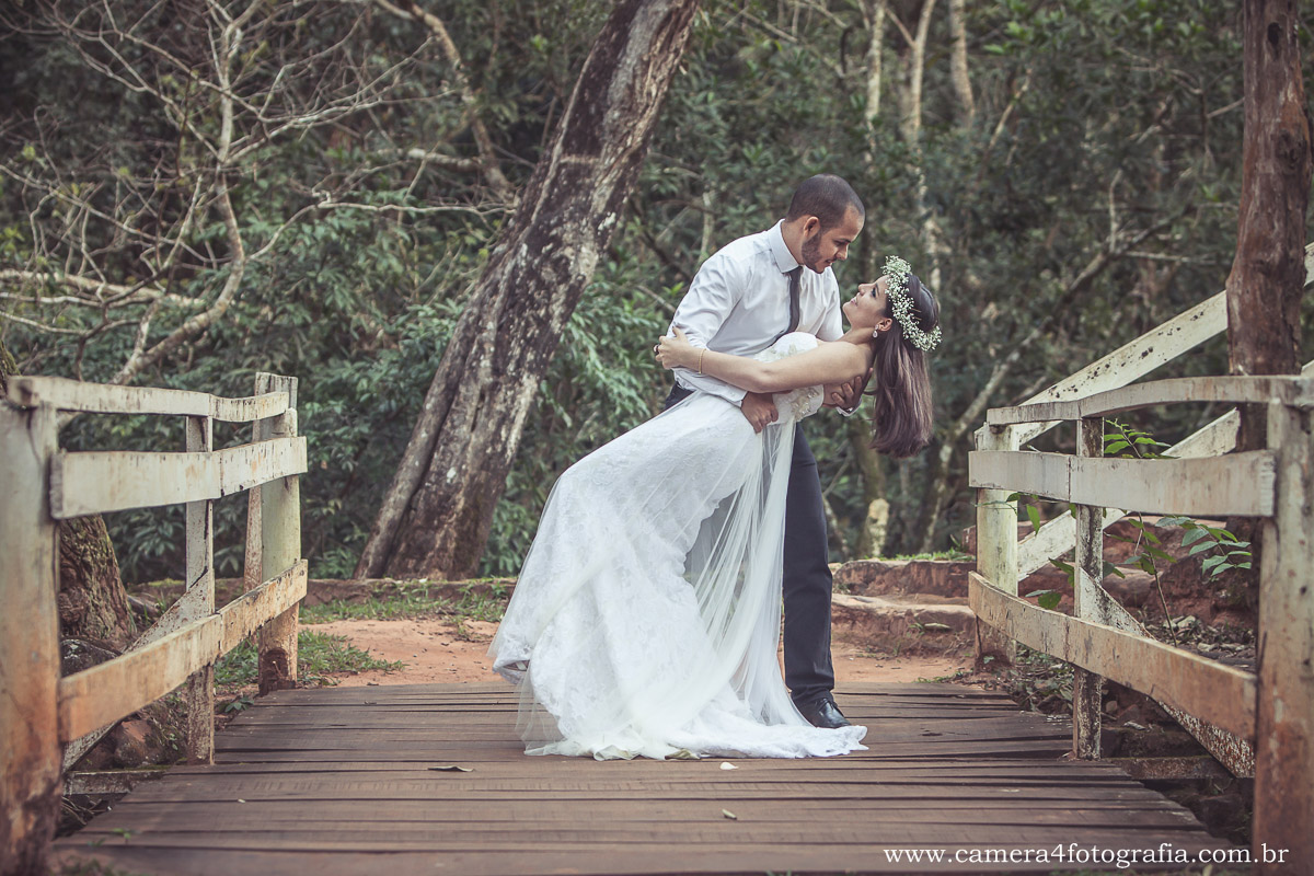 noivo beijando a noiva durante o ensaio fotográfico