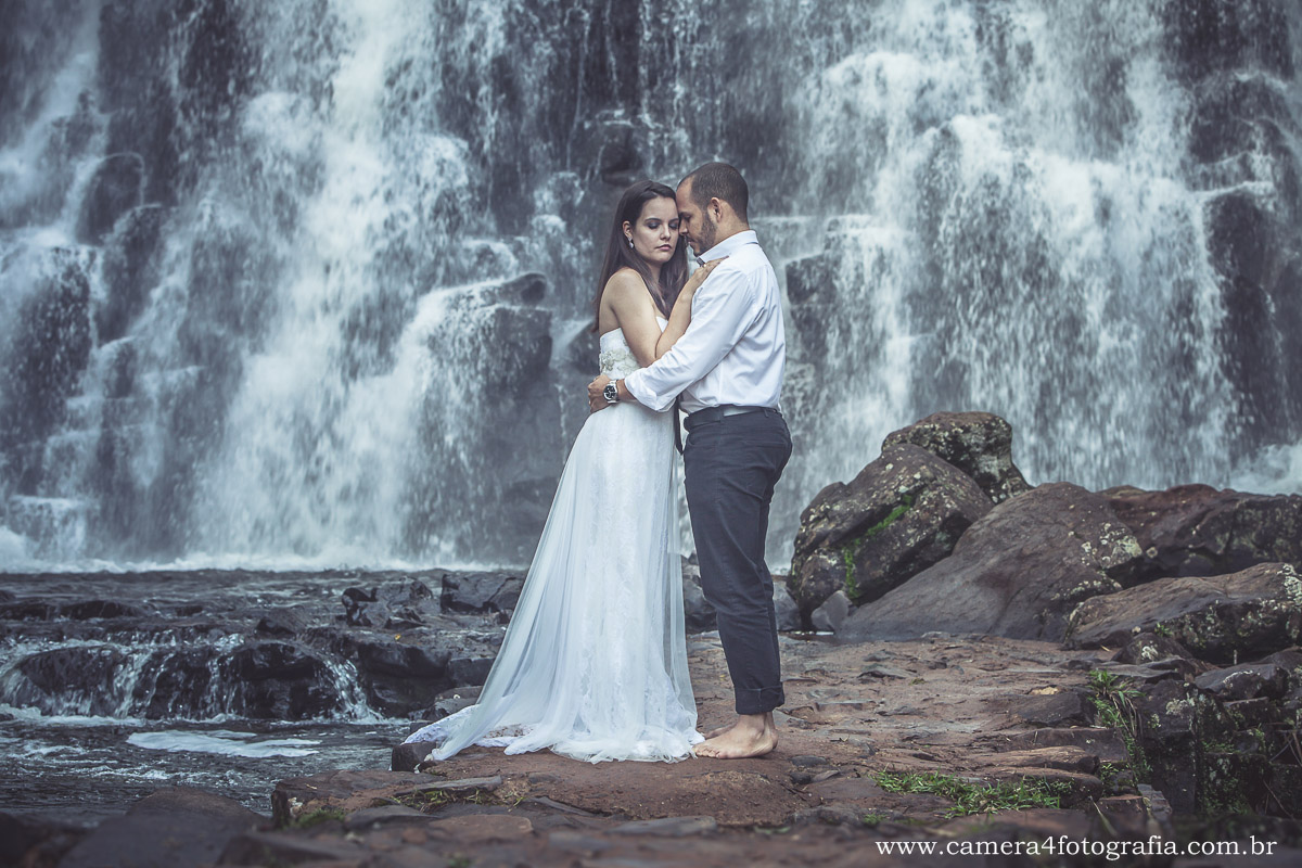 noivos na cachoeira durante o ensaio pré wedding