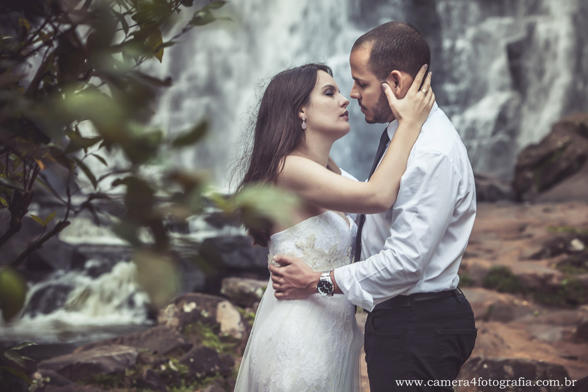 noivos se beijando na cachoeira durante o ensaio pré casamento