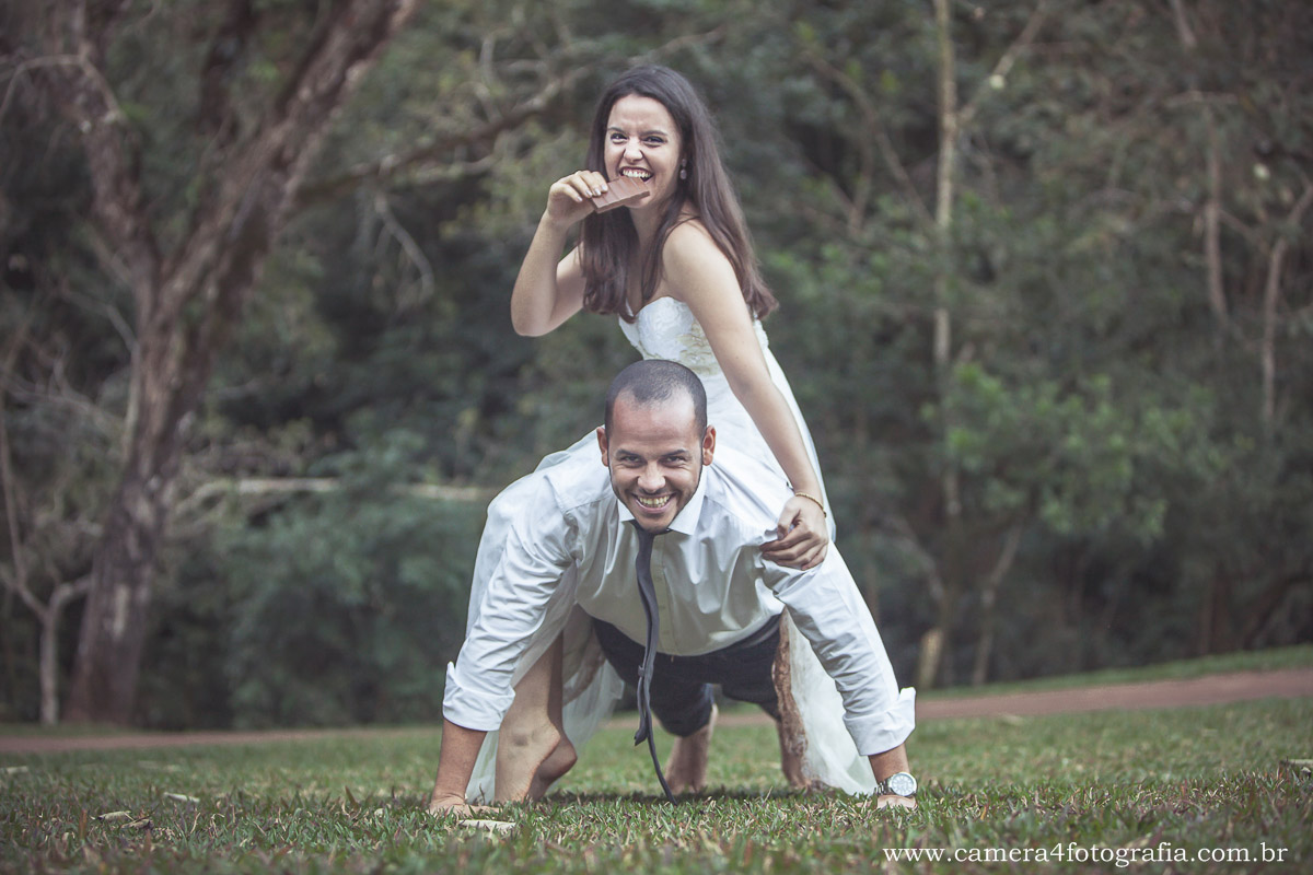 foto criativa dos noivos durante o ensaio pré casamento