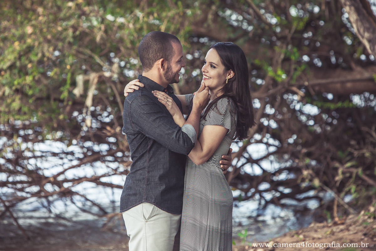 noivos se olhando durante o ensaio pré casamento