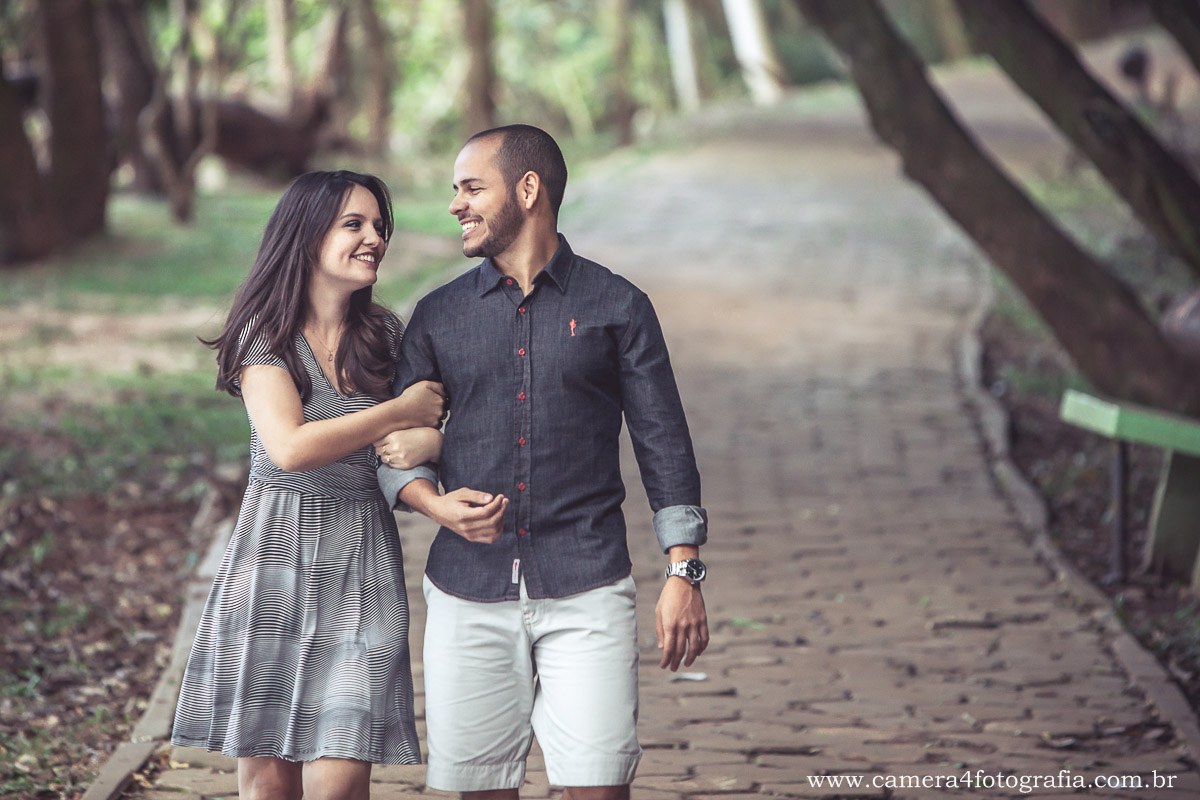 noivos caminhando durante o ensaio pré wedding