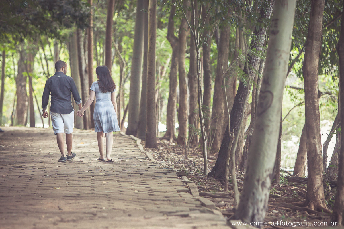 noivos caminhando durante o ensaio pré wedding