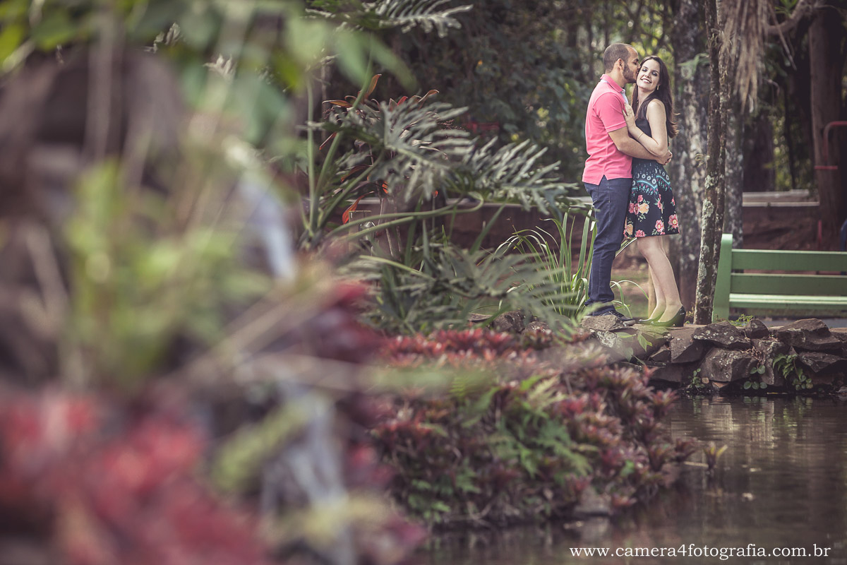 noiva e noivo se beijando no parque durante o ensaio pré casamento
