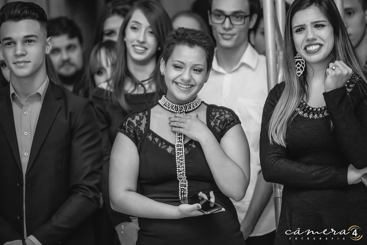 amiga emocionada durante a festa de 15 anos