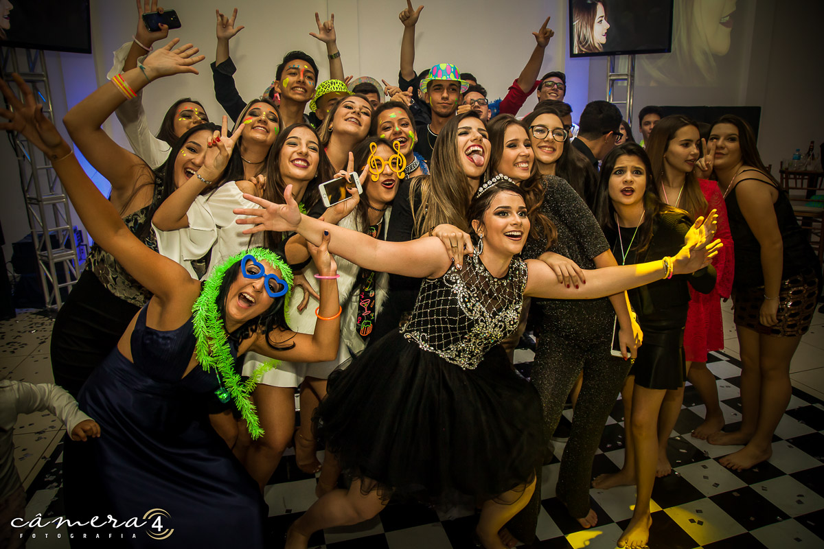 foto da aniversariante com os amigos durante a festa de 15 anos