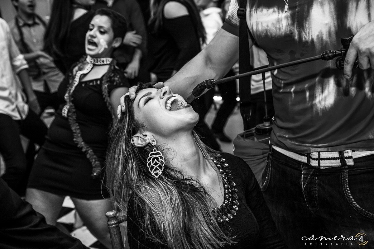 amiga da debutante se divertindo durante a festa de 15 anos