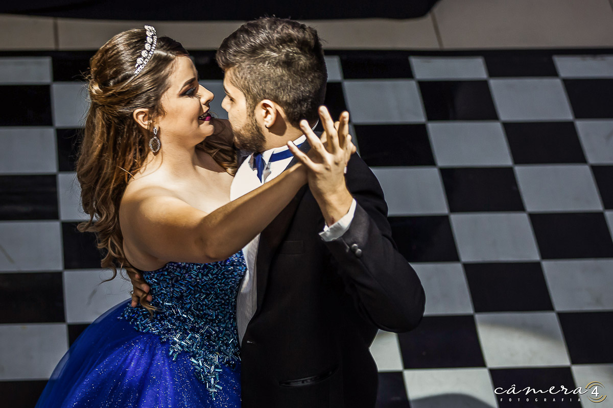 valsa da debutante durante a festa de aniversário