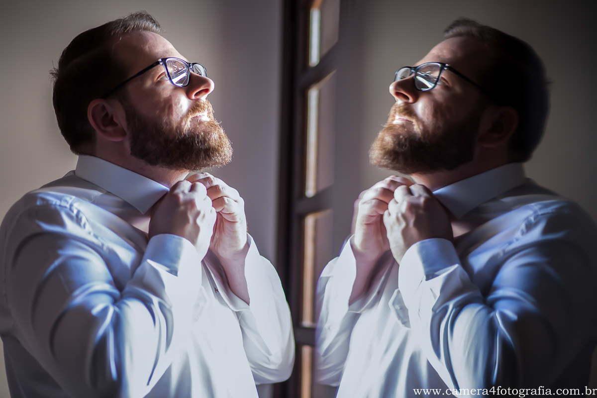 noivo se arrumando durante o making of