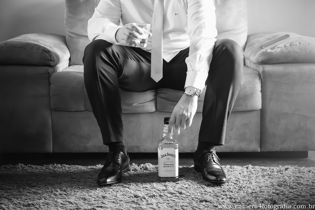 noivo bebendo um drink antes do casamento na cidade de Bauru