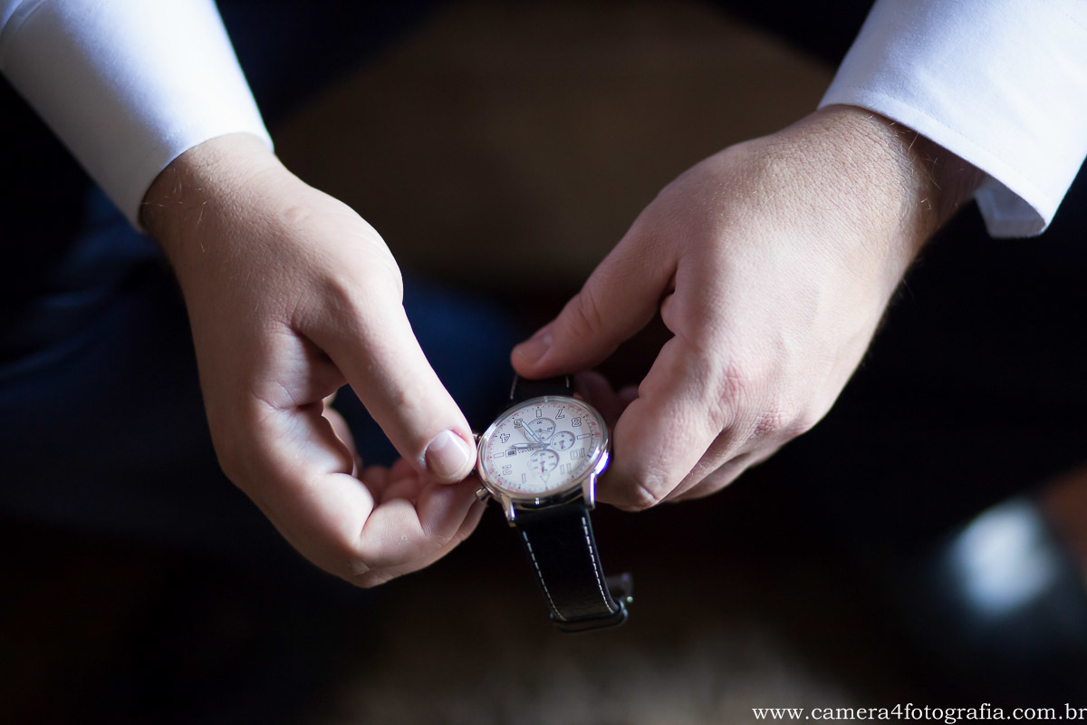 noivo acertando o relógio antes do casamento