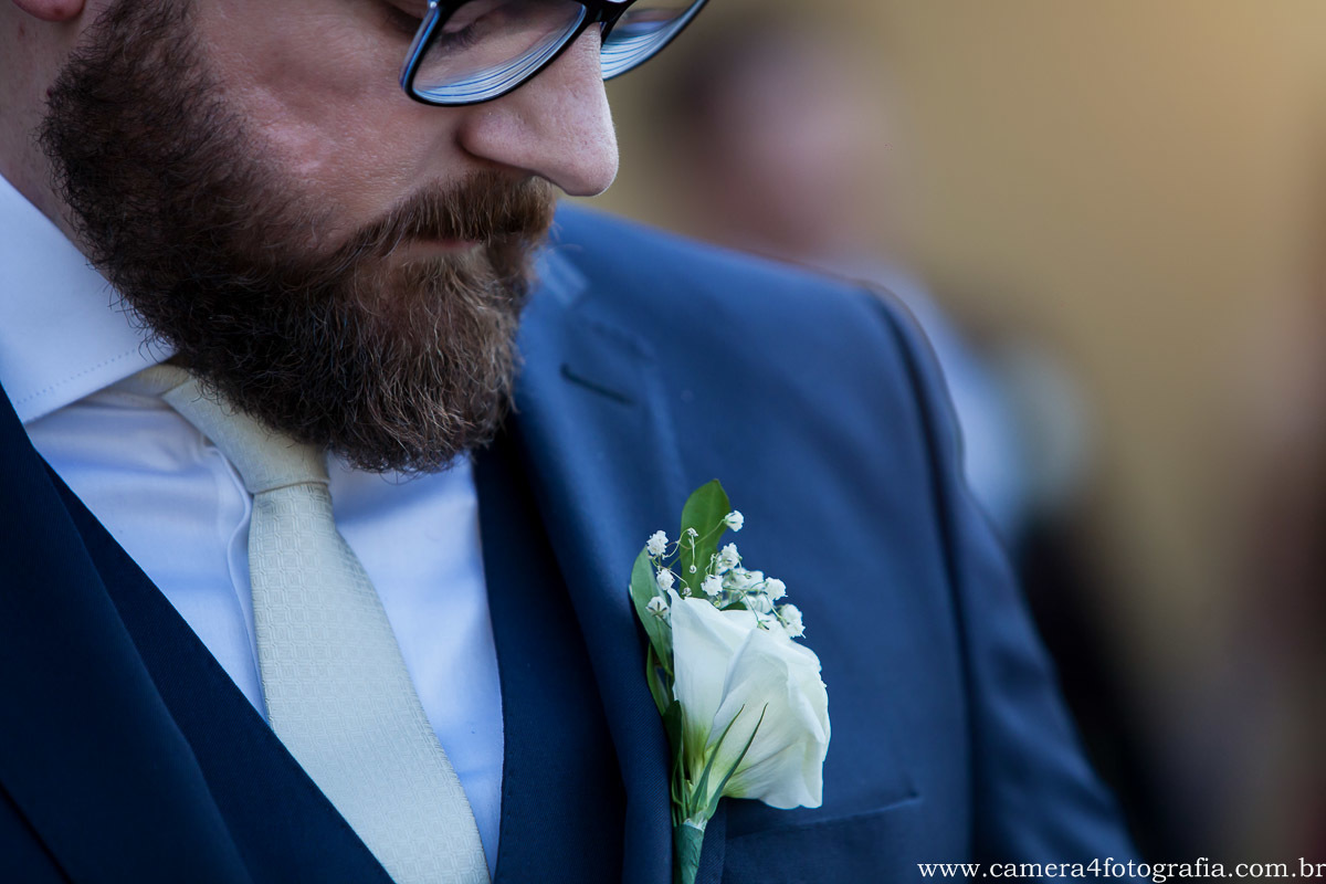 noivo com o cravo no terno durante o casamento
