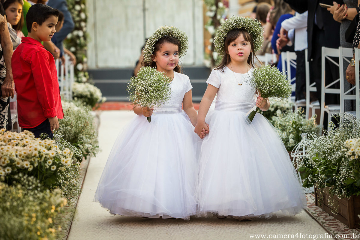 daminhas de aliança entrando no casamento 