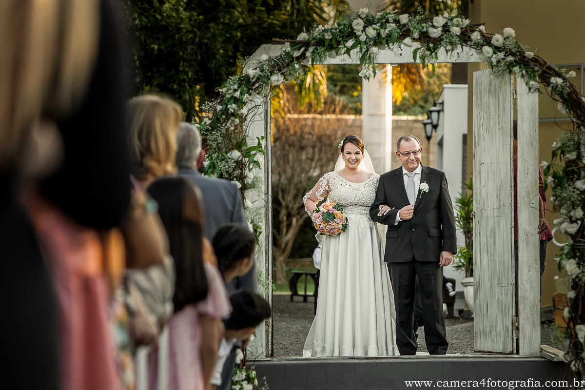noiva entrando no casamento com seu pai