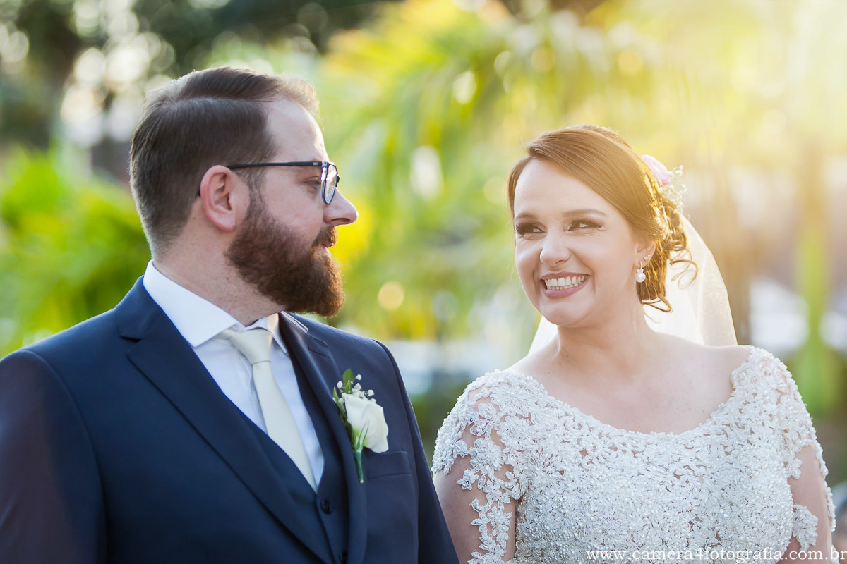 noiva sorrindo para o noivo durante a cerimônia do casamento