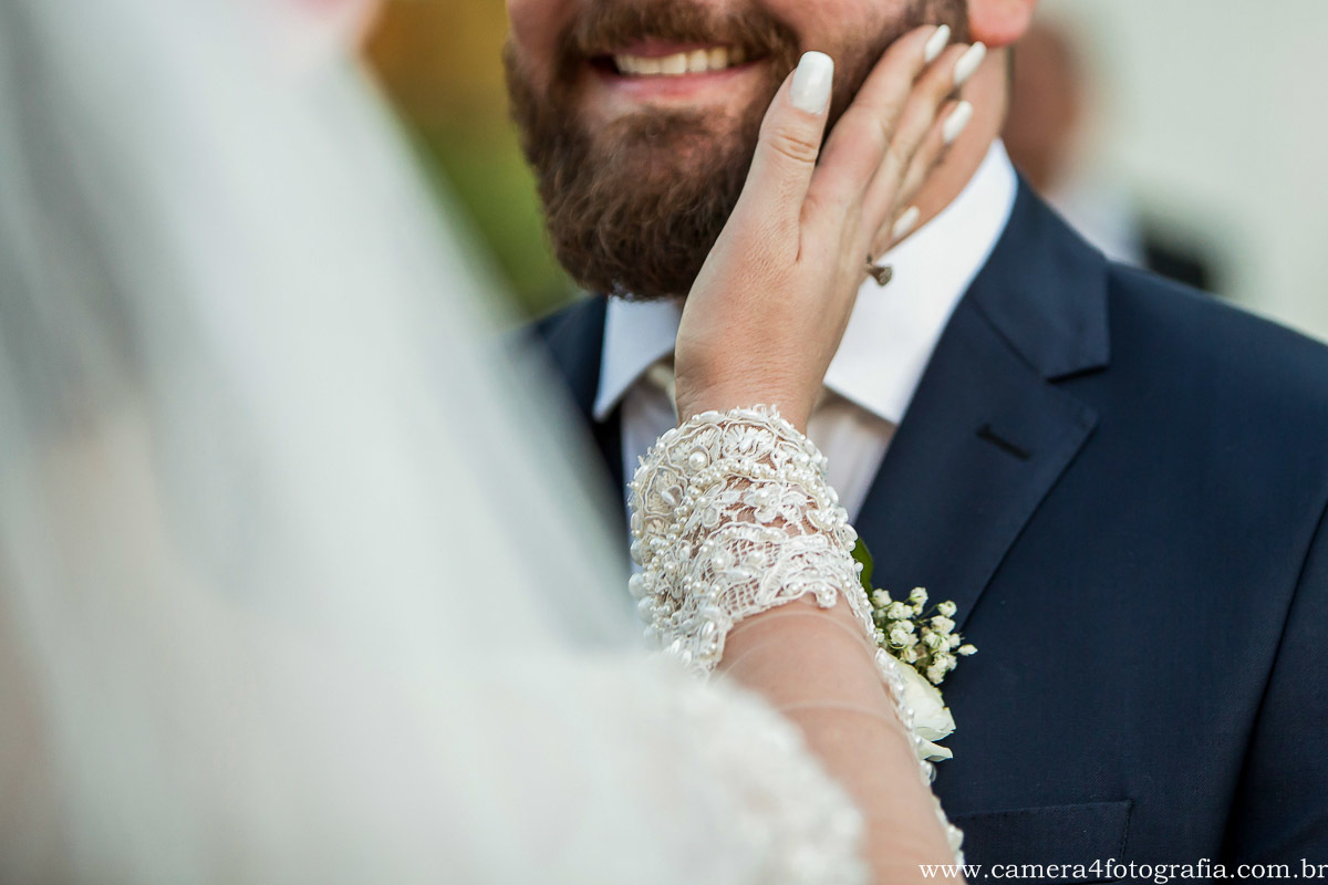 noiva fazendo carinho no noivo durante a cerimônia do casamento