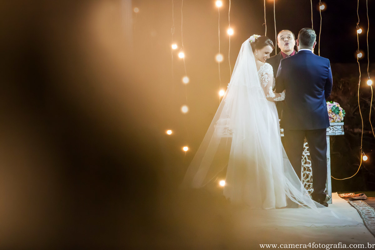 noivos durante a cerimônia do casamento