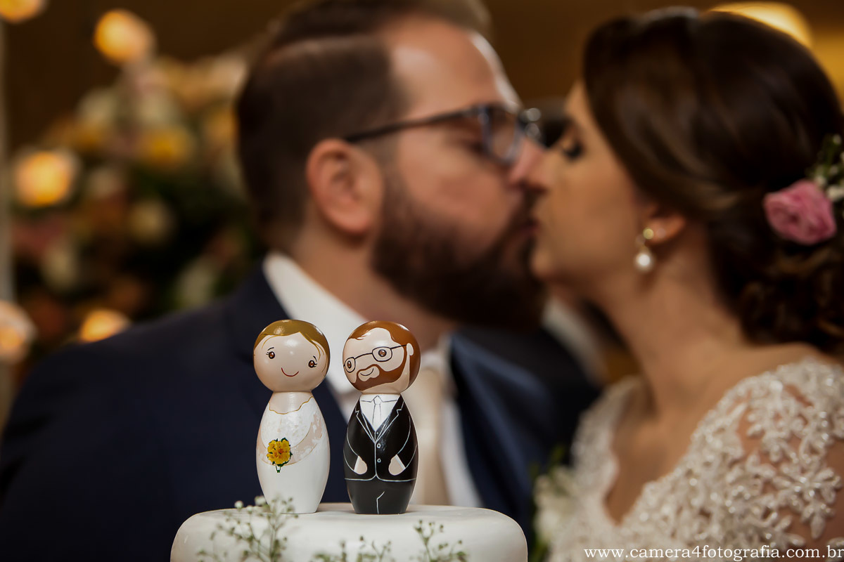 beijos dos noivos na hora de cortar o bolo de casamento