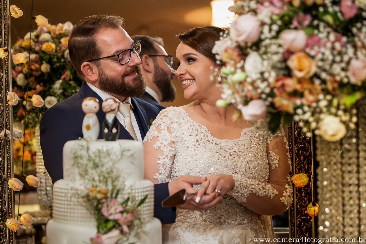 noivos fazendo o corte do bolo de casamento
