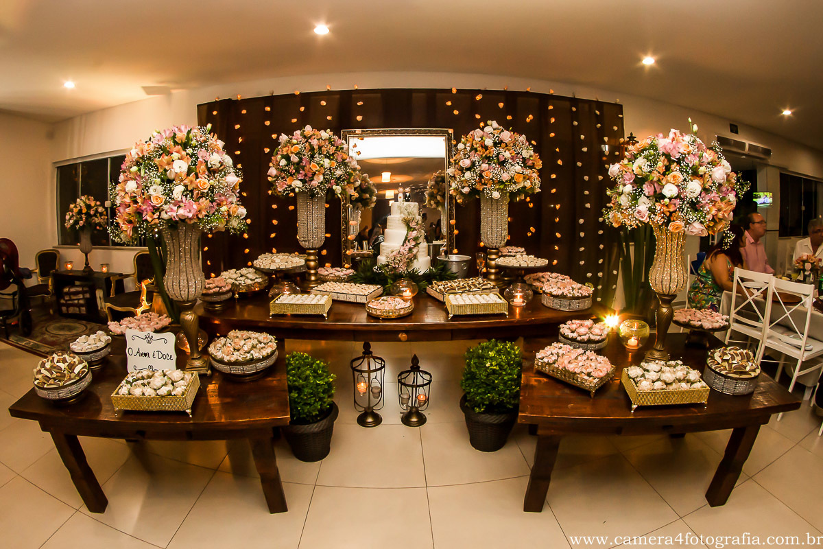mesa do bolo de casamento durante a festa