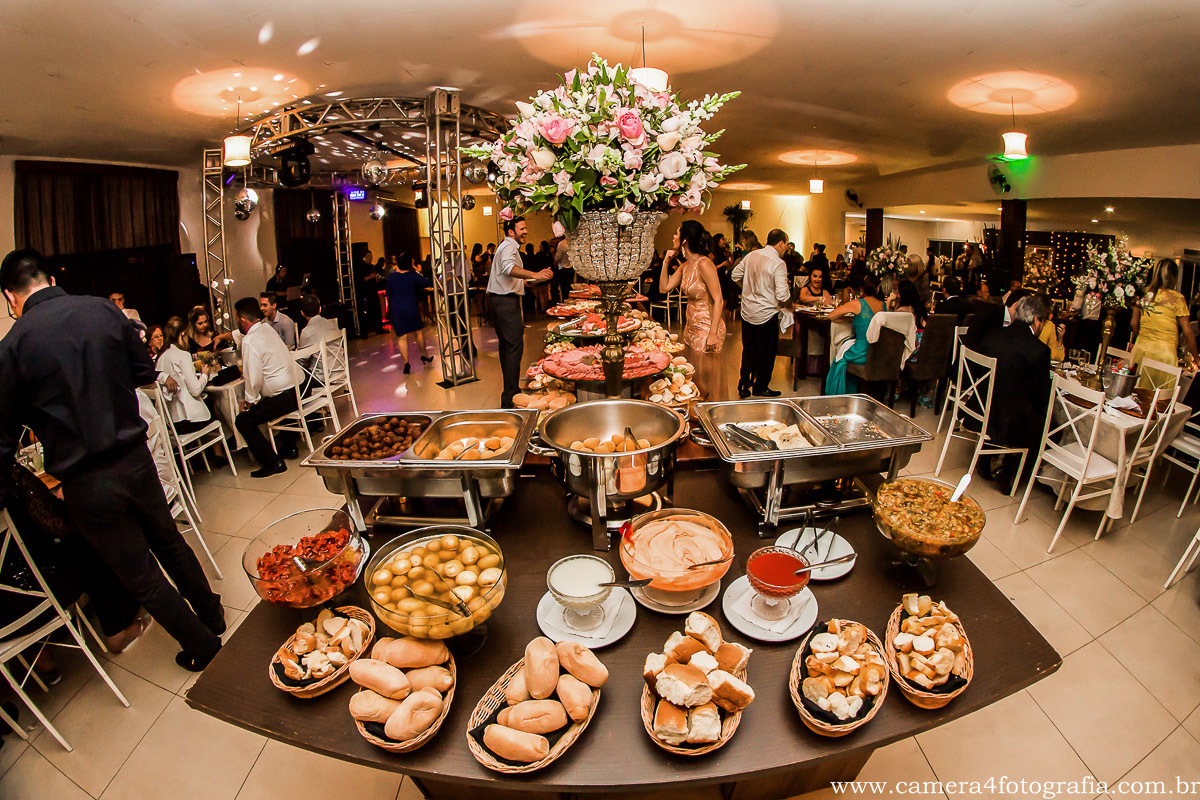 foto do buffet de casamento durante a festa