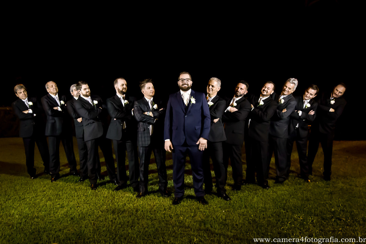 foto dos padrinhos junto com o noivo após o casamento