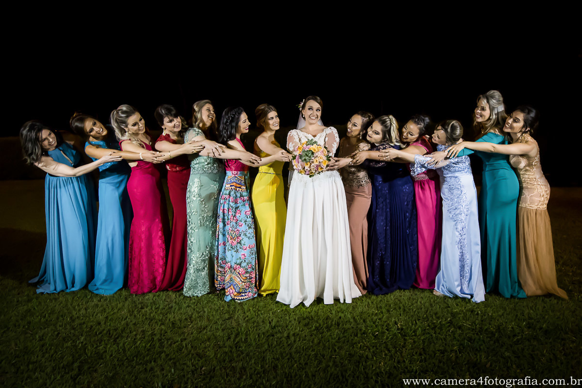 foto das madrinhas junto com a noiva após o casamento