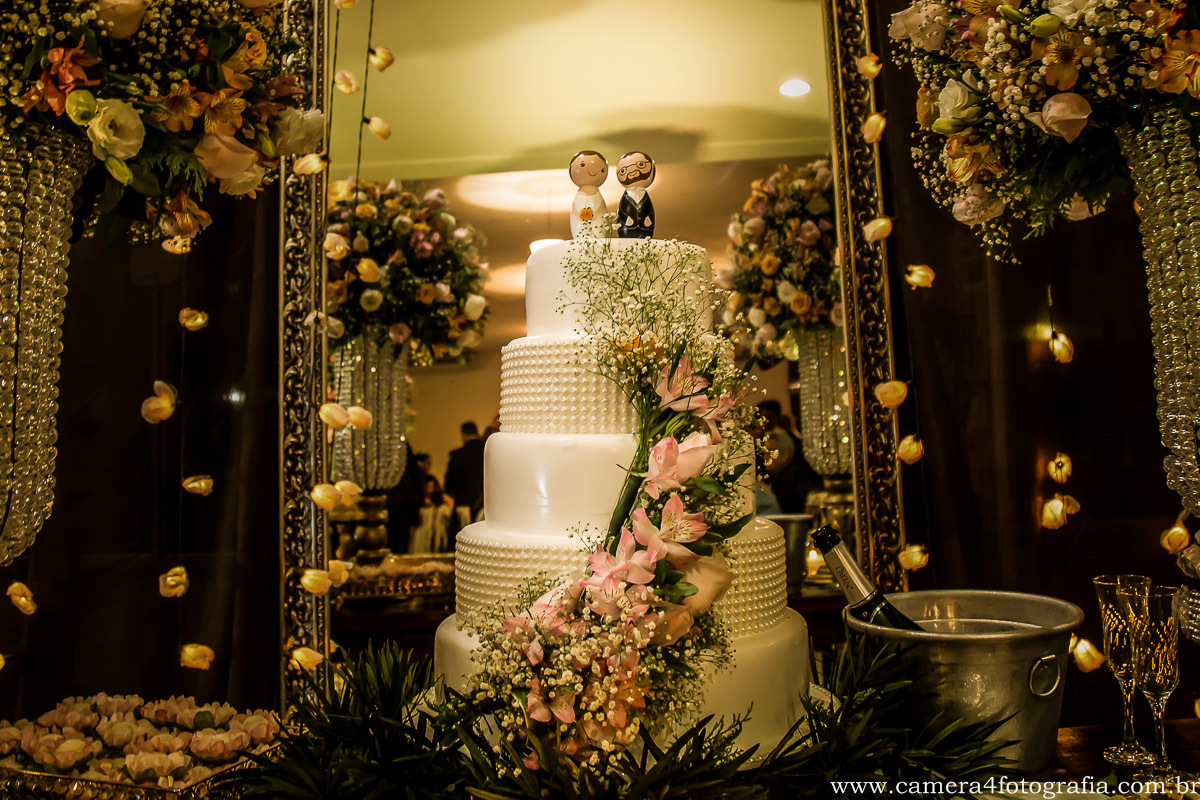 bolo de noiva com o topo de bolo