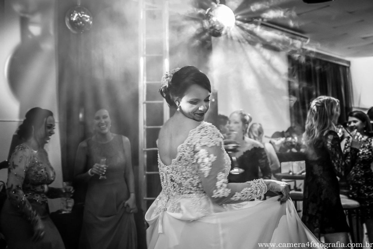 noiva dançamdo durante a festa do casamento