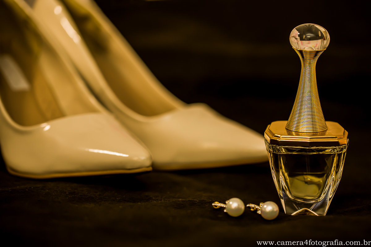 foto do sapato, dos brincos e do perfume da noiva antes do casamento no making of da noiva